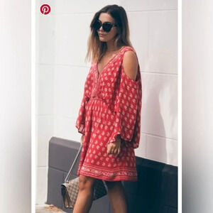 Boohoo
Lyanne Woven Border Print Open Shoulder Dress size 10